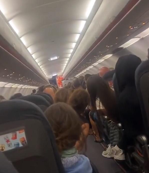 乘客:大便消息剛傳開,隨之而來是一股難聞氣味。(X)