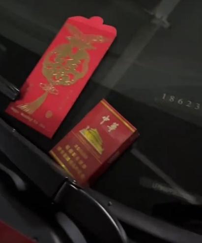 對方還留下2盒煙及裝有200元人民幣的利是。(微博)