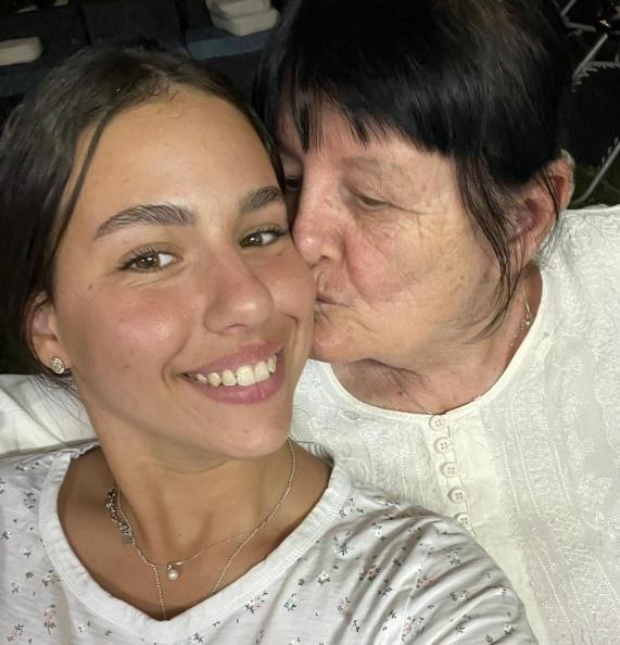 孫女:祖母是我人生中的光和生活支柱。(X)