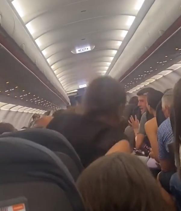 機上乘客當聽到機師宣布取消航班時,鼓譟聲隨即此起彼落。(X)