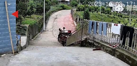 家中無人但顯示包裹「已簽收」,翻查CCTV揭爆笑收件員身份。(微博)