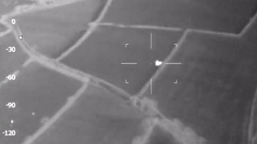 乳牛群似乎感受到這名男子來者不善,立刻將其視作入侵者想要將他驅逐。(X)