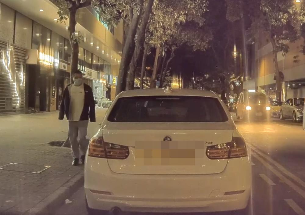 一人負責把風,另一人開車門取走車上一部iPad。(香港渣男渣女海王日記1.0@FB)