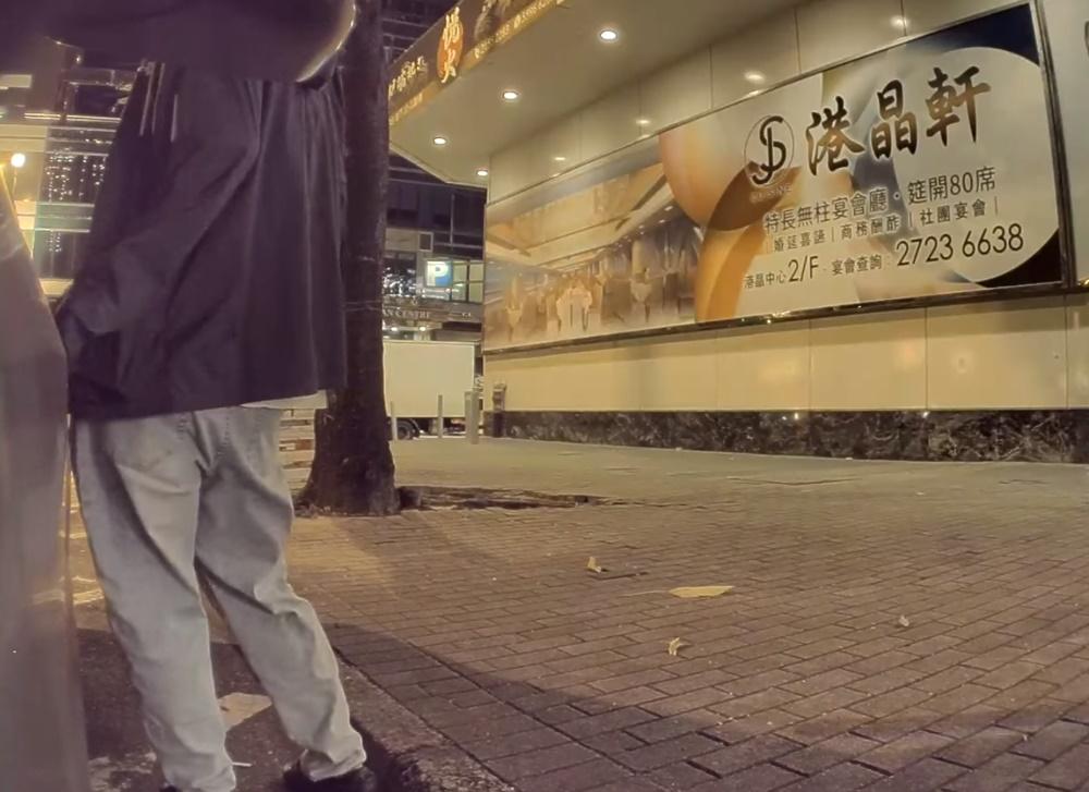 一人負責把風,另一人開車門取走車上一部iPad。(香港渣男渣女海王日記1.0@FB)