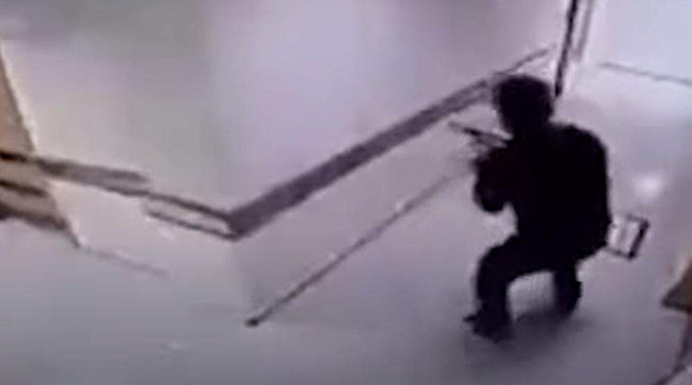 多人手持槍械,小心翼翼地展開追逐。(YouTube)