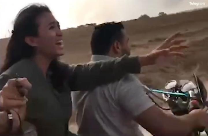 網傳影片顯示一位名為諾亞(Noa Argamani)的中以混血女子被巴勒斯坦哈馬斯武裝分子綁架到加沙。