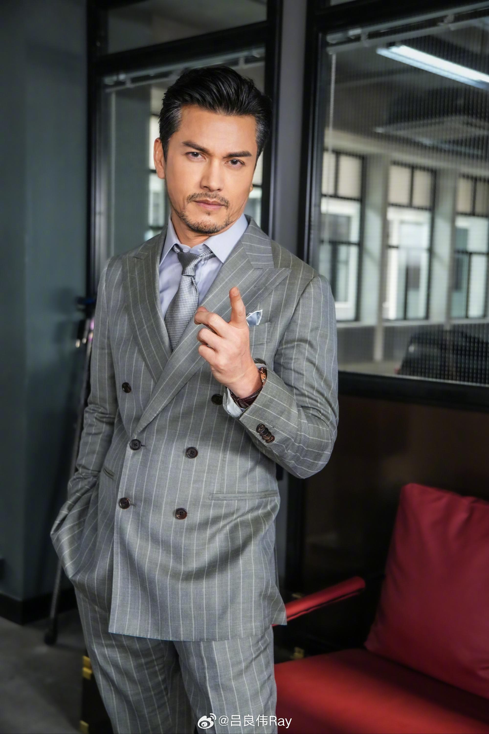 呂良偉保養得宜,66歲完全沒有老態。(呂良偉微博)