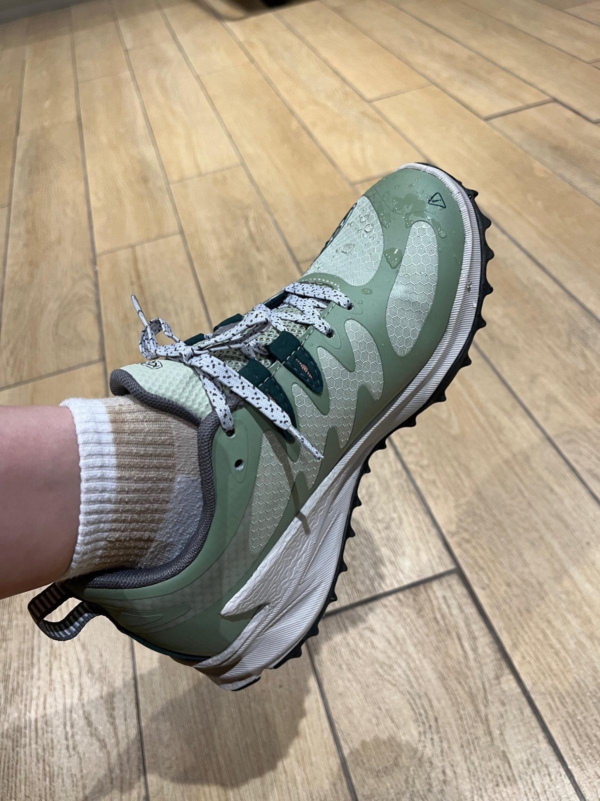 行山鞋實測|KEEN ZIONIC WP 防水透氣薄膜,如圖可見鞋面的水珠完全入侵不了。