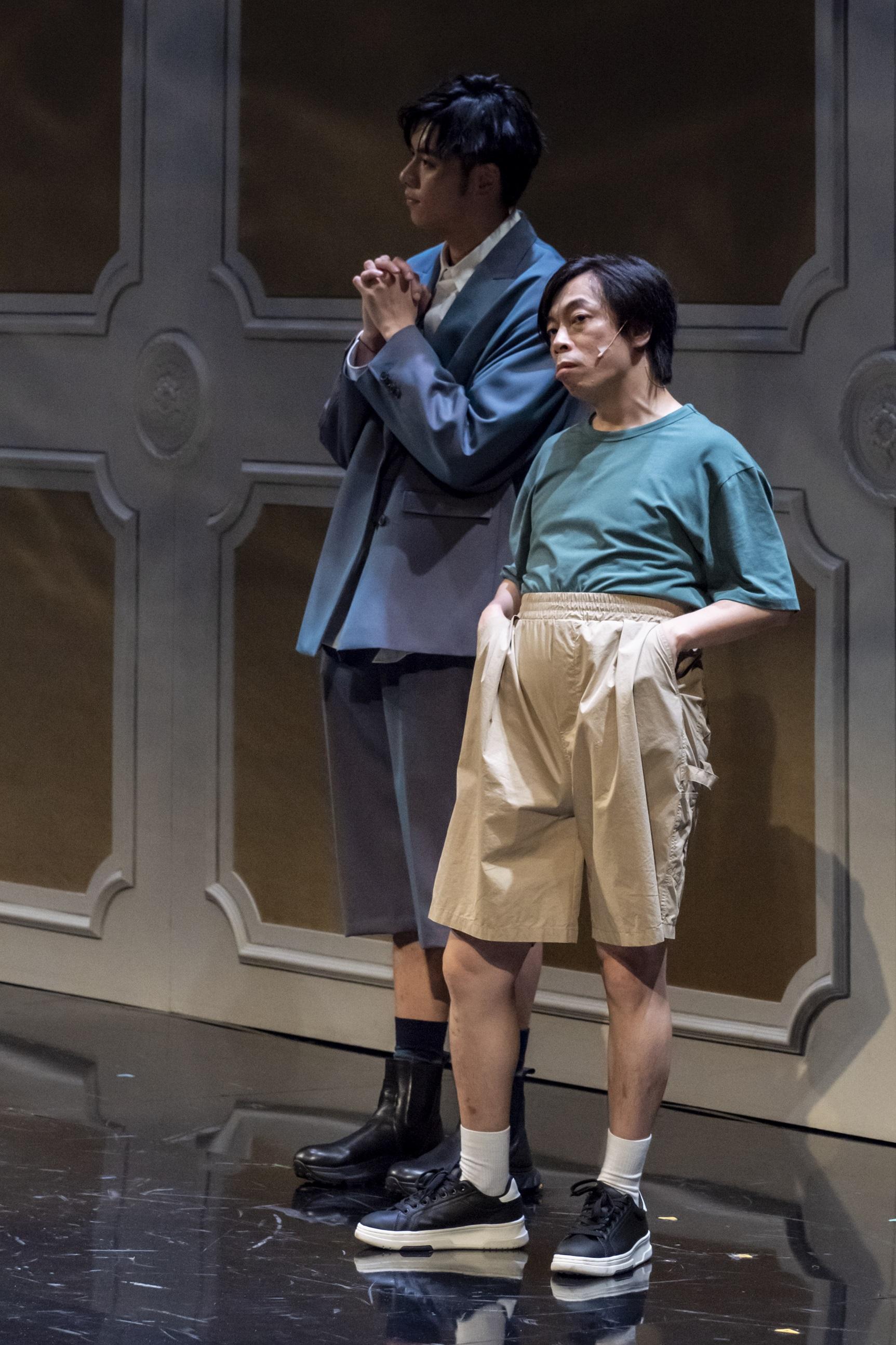 193與楊偉倫有不少對手戲,兩人扮演中學生出席畢業聚餐,更會載歌載舞。(《Laugh Vacation》劇照)