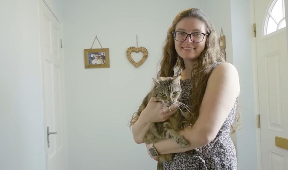 Bella與剷屎官Nicole Spink。(YouTube)