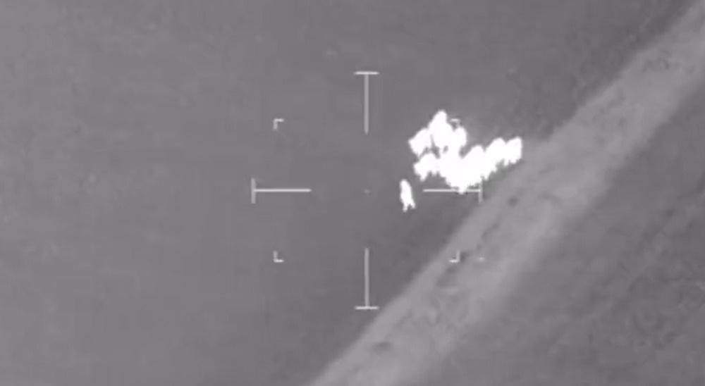 乳牛群似乎感受到這名男子來者不善,立刻將其視作入侵者想要將他驅逐。(X)