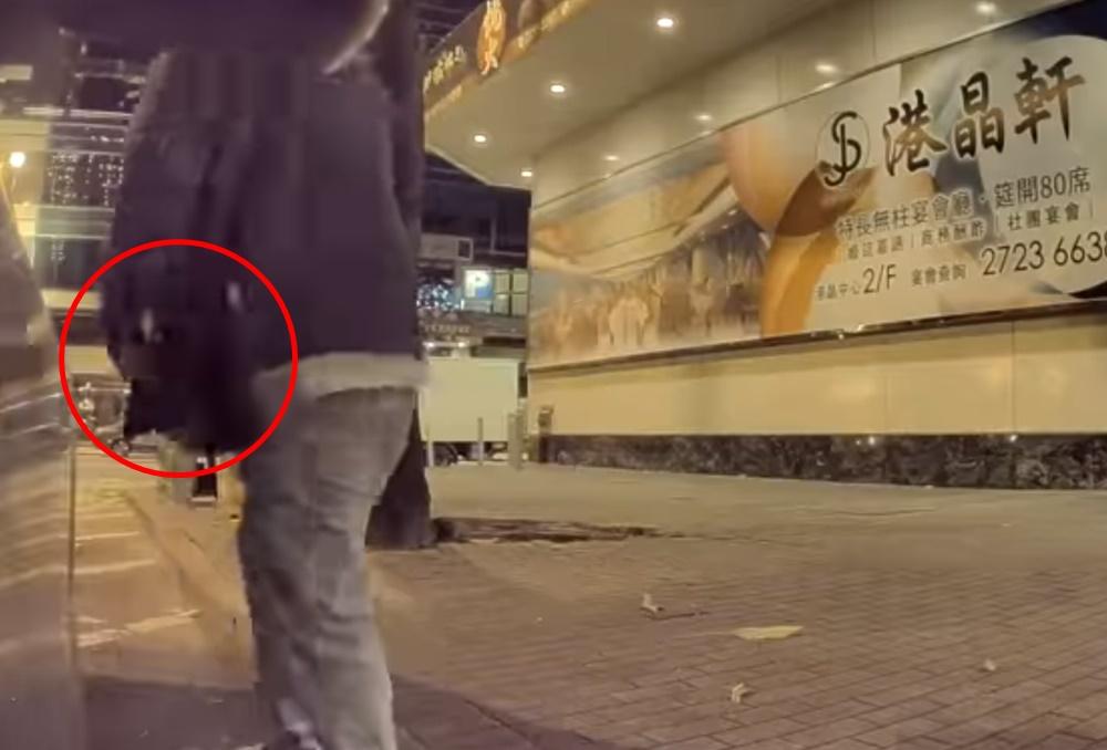 一人負責把風,另一人開車門取走車上一部iPad。(香港渣男渣女海王日記1.0@FB)