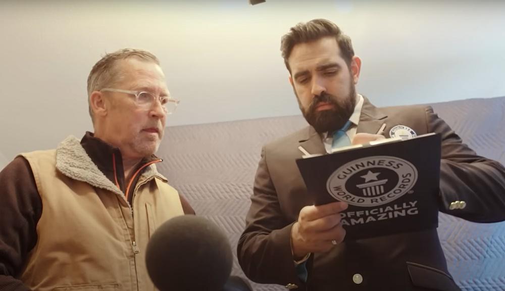 健力士世界紀錄職員。(YouTube)