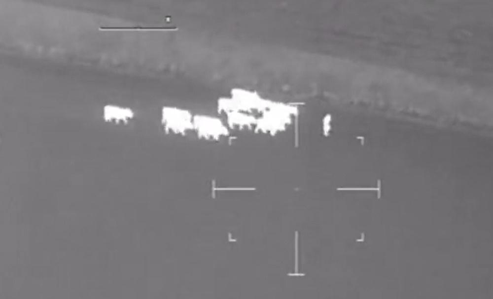 警方的增援人員抵達,眼見這些乳牛竟化身成「動物警察」將通緝犯震懾在圍欄角落,都不禁感到好笑。(X)