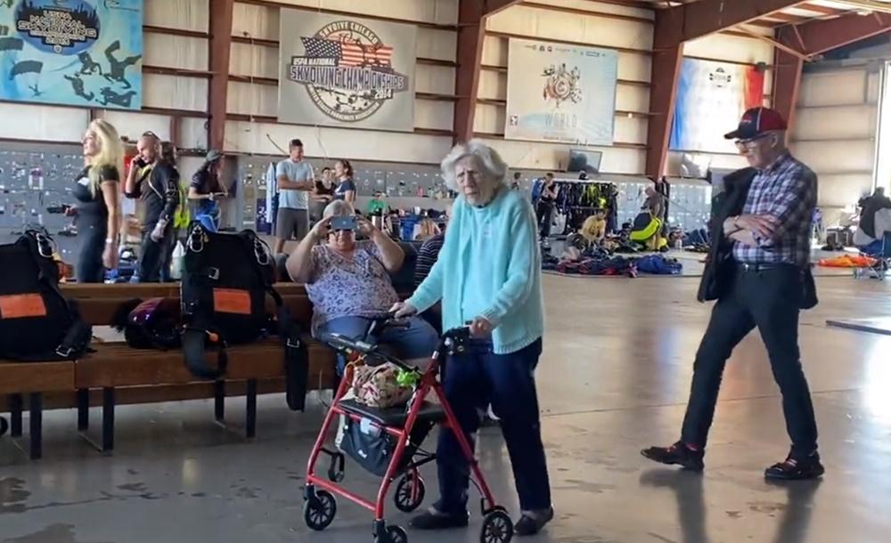 她早在100歲那年就完成人生第一次高空跳傘。(X)