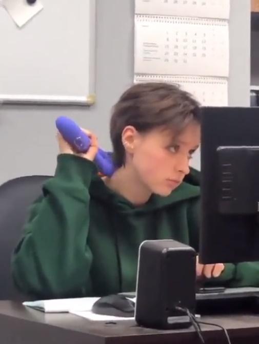 女子正忘我地一邊工作,一邊按摩臉部及肩頸。(X)