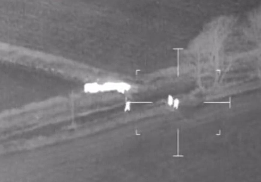 警方的增援人員抵達,眼見這些乳牛竟化身成「動物警察」將通緝犯震懾在圍欄角落,都不禁感到好笑。(X)