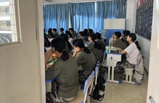 學生上課情況。(微博)