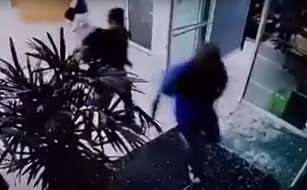 多人手持槍械,小心翼翼地展開追逐。(YouTube)