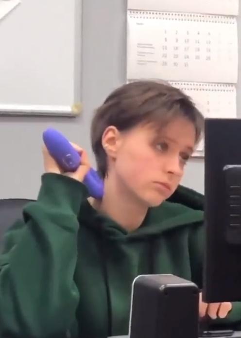 過程中另一隻手及神情卻專注於翻閱手機及螢光幕內容。(X)