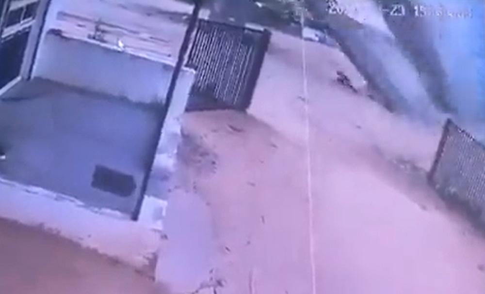 車夫似乎發現不對勁,急忙棄車逃跑。(X)