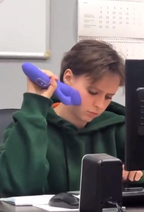 過程中另一隻手及神情卻專注於翻閱手機及螢光幕內容。(X)