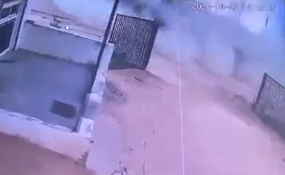 車夫仍被倒下來的5塊巨大板材壓住,現場揚起大量粉塵。(X)