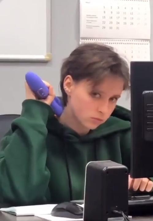 影片結尾是女子無意問抬眼發現鏡頭正對著她,但又不確定。(X)