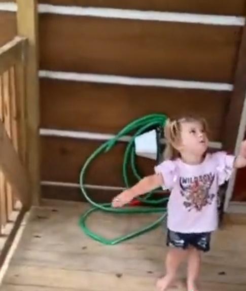 女孩如「跳帶」般重複詢問。(X)