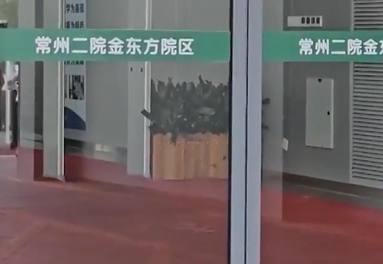 家屬指,自從牙齒進入肺部以後,老翁的肺部就一直有炎症,高燒不斷。(微博)