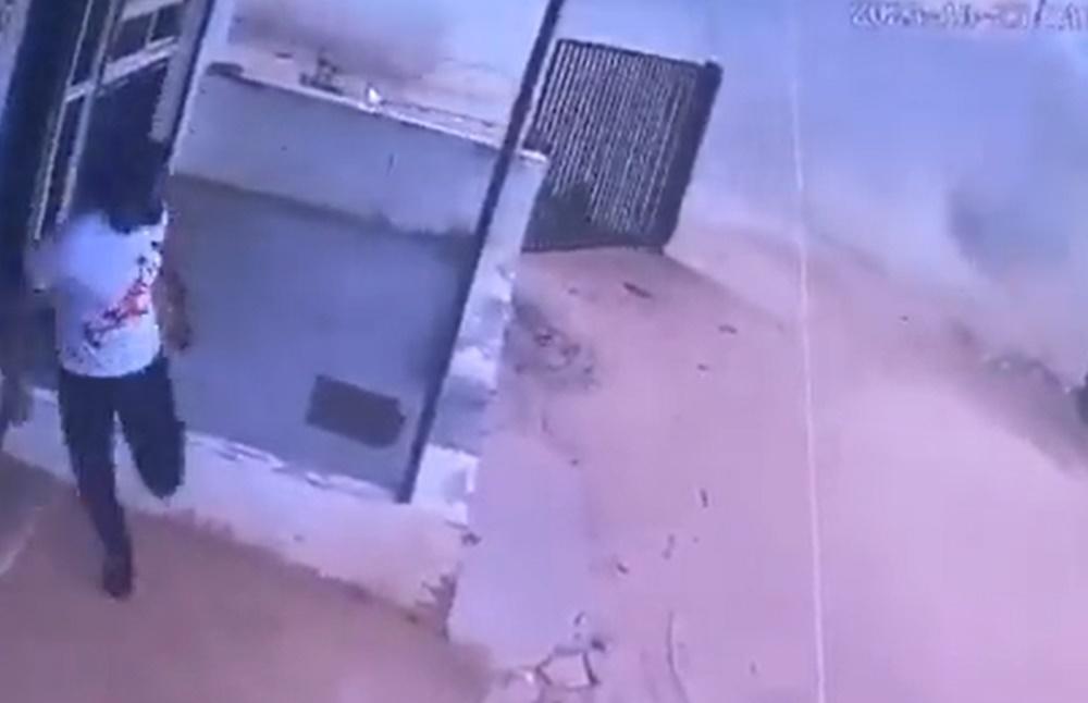 有居民聞巨大響聲憂受波及惶恐逃離建築物。(X)