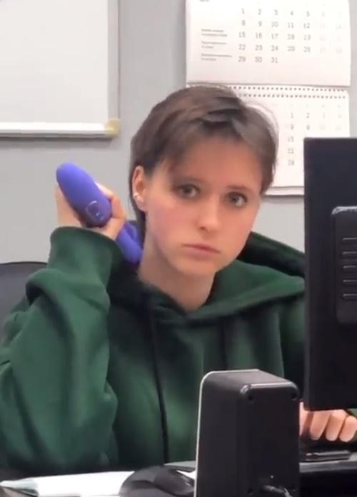 影片結尾是女子無意問抬眼發現鏡頭正對著她,但又不確定。(X)