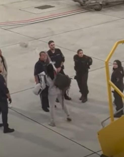 女方不斷責罵丈夫,還向對方撒了5,000英鎊紙幣洩憤。(YouTube)