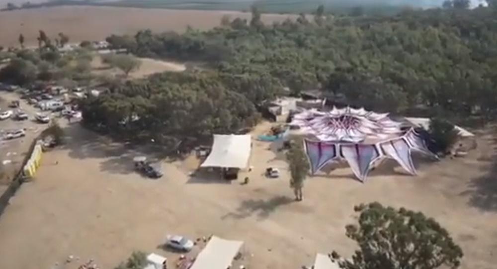 音樂節場地於襲擊後一片狼藉。(X)