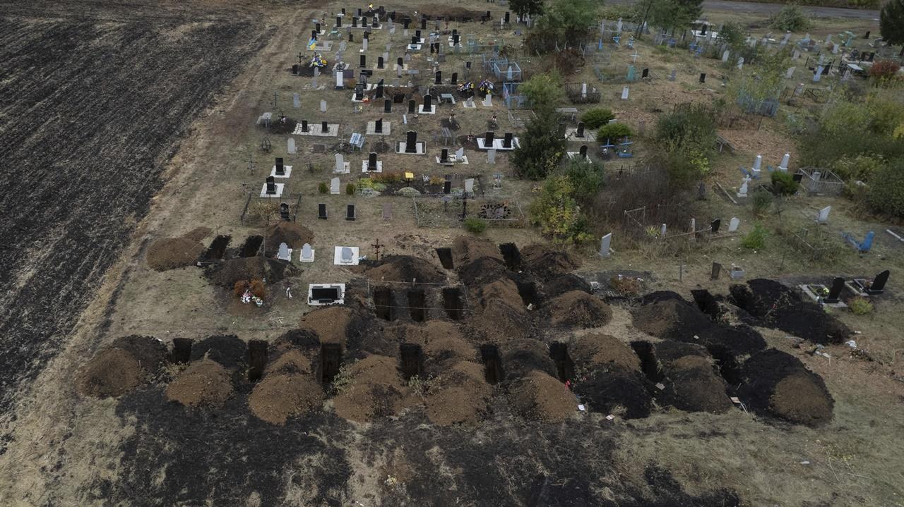 烏克蘭東北部哈爾科夫(Kharkiv)一條小村莊5日遭俄羅斯導彈襲擊逾50人死亡,遇難者下葬。(AP)
