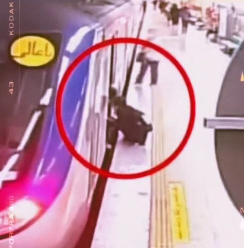 其中一名朋友隨後退返回月台,其後疑似昏迷的少女被其他乘客抬出車箱。(X)