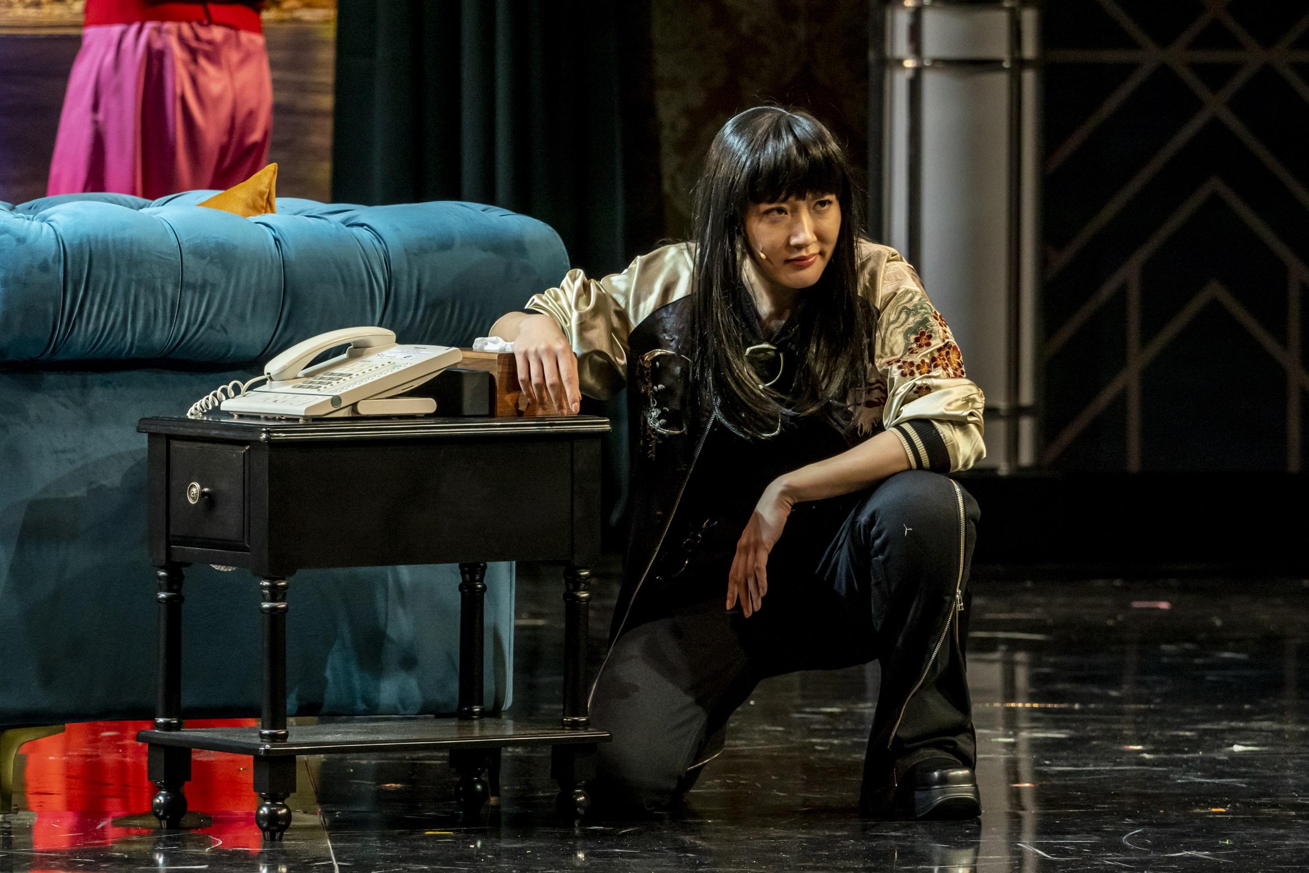 吳海昕突破形象,以麻甩造型演基層市民。(《Laugh Vacation》劇照)