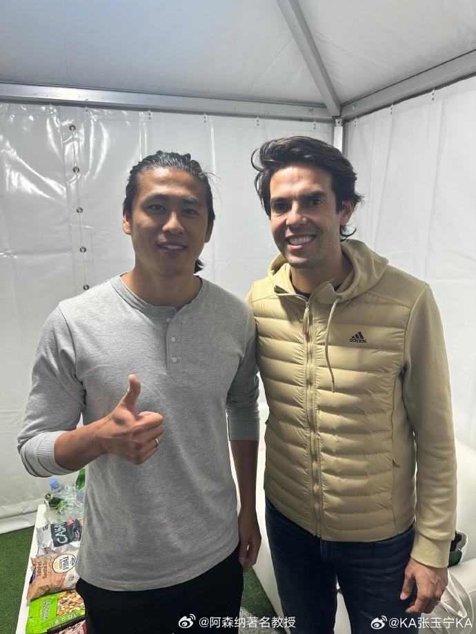 卡卡中國行與張玉寧合照。(微博圖片)