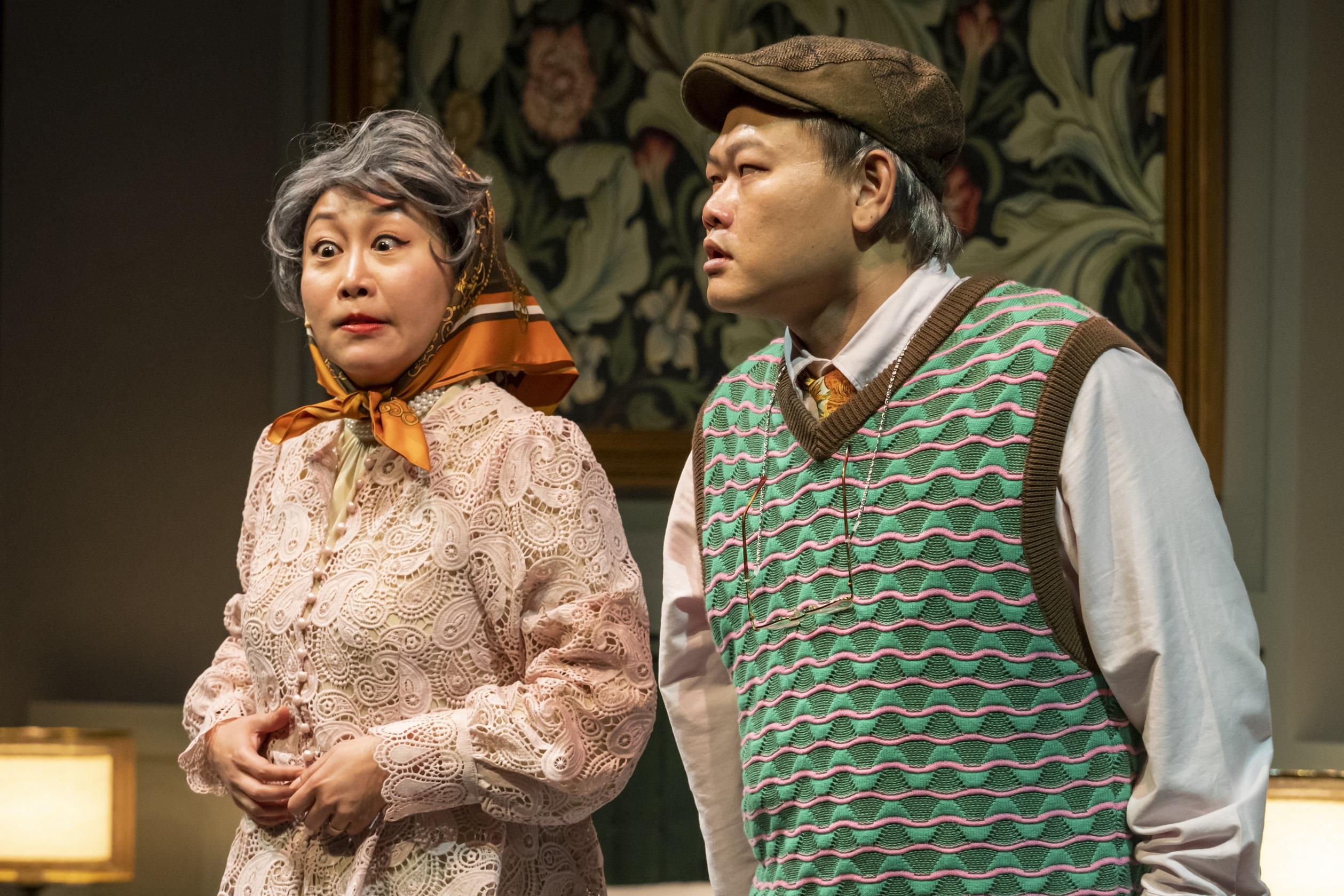 白只與胡麗英演偷情長者,舉手投足都令人信服。(《Laugh Vacation》劇照)