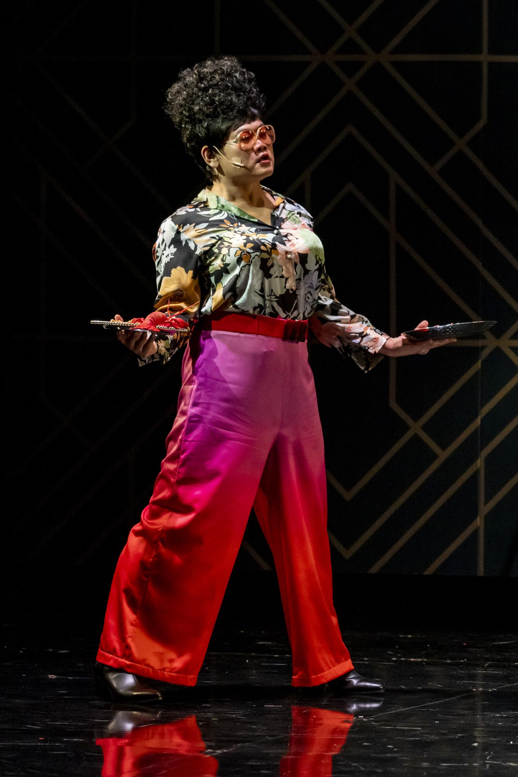 白只的巨胸「牛下林青霞」造型,教人拍案叫絕。(《Laugh Vacation》劇照)