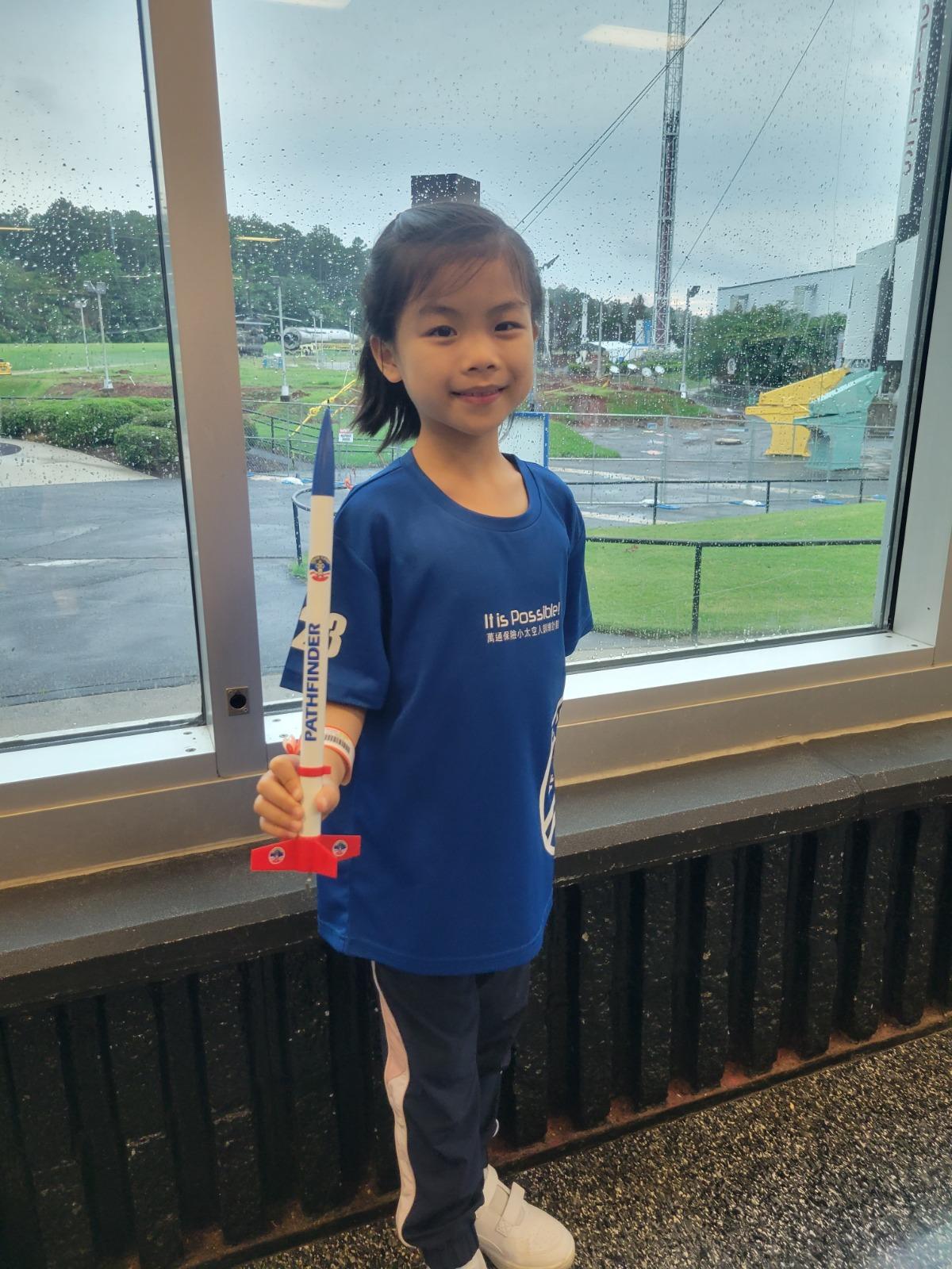 梁凱晴手拿自製的火箭。