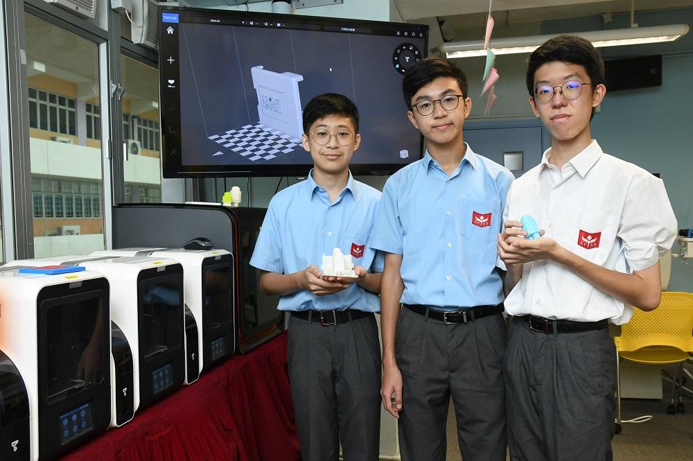 同學手拿著3D打印的成品。