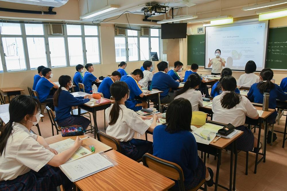 老師教授專題研習課程。