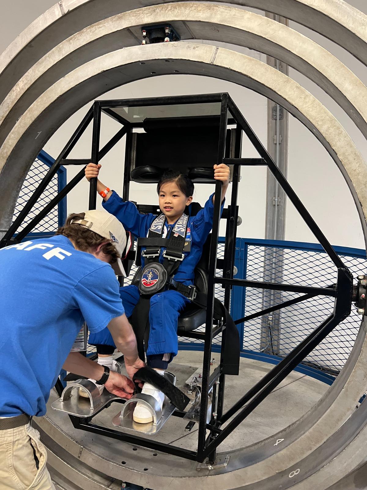 梁凱晴乘坐多軸椅。