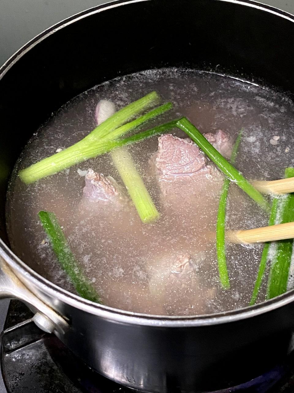 羅宋湯食譜│牛腩切大塊。冷水入鍋,加入薑葱,汆水15分鐘,撈出