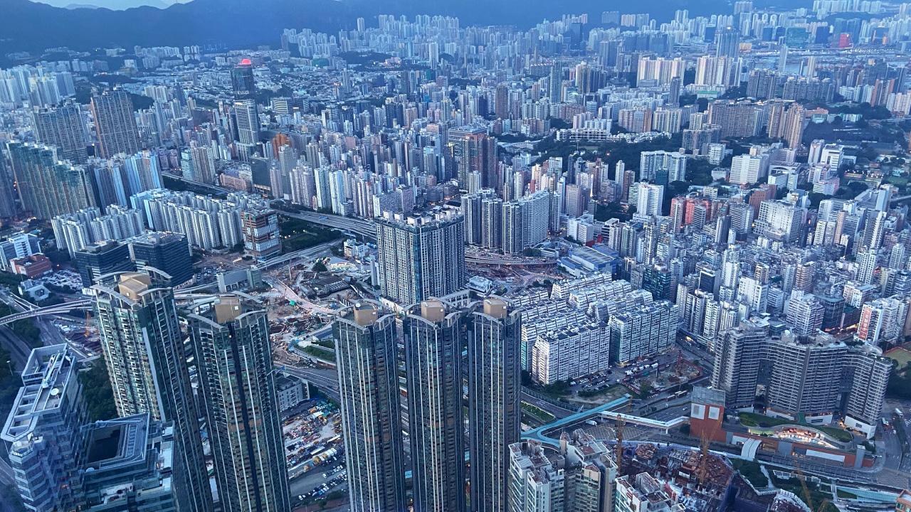 颱風小犬突然來襲,幸無阻二手樓交投,中原十大屋苑本周末錄得6宗成交,與上周末一樣。(資料圖片)