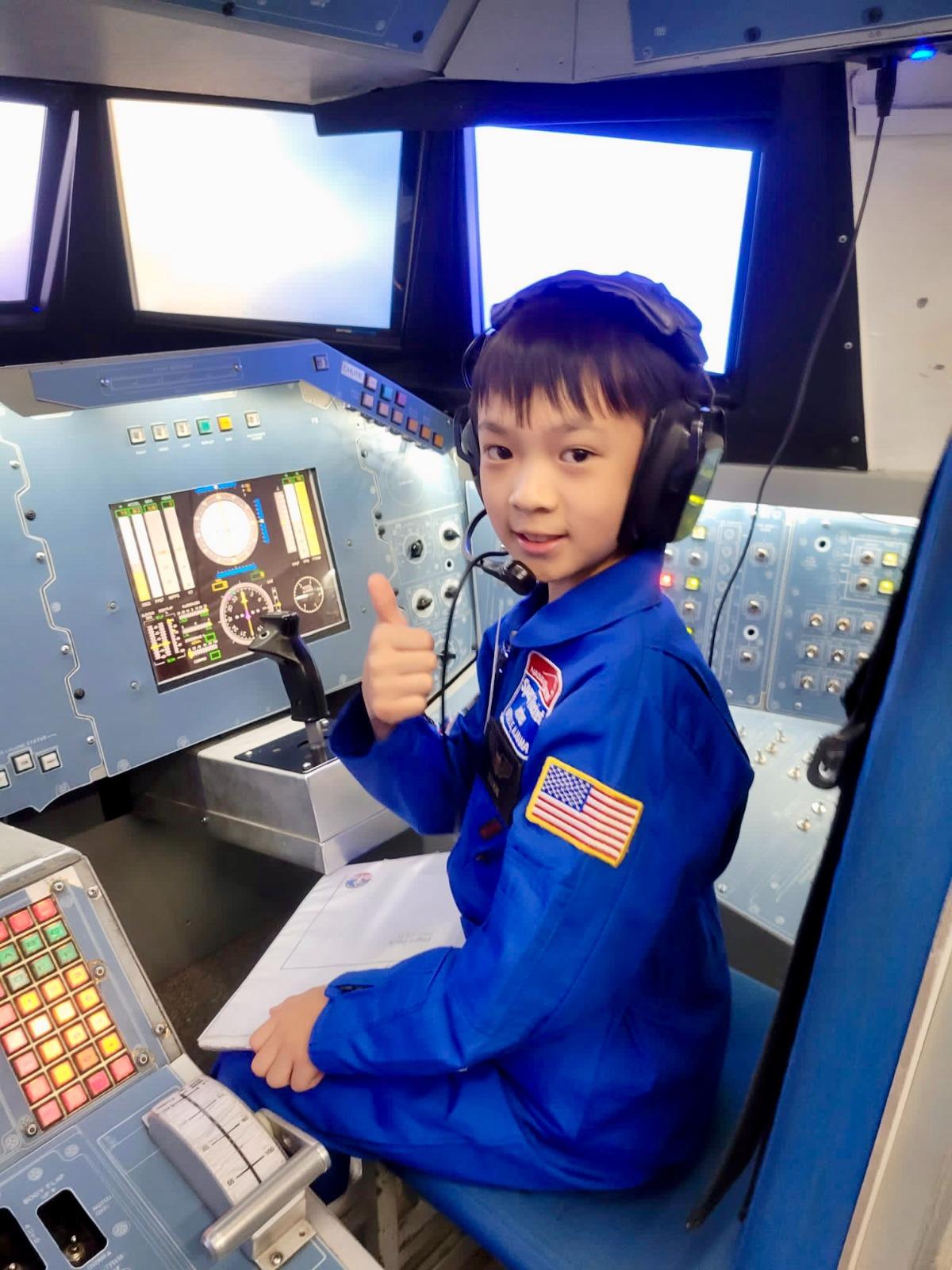 王爾騰模擬駕駛太空船。