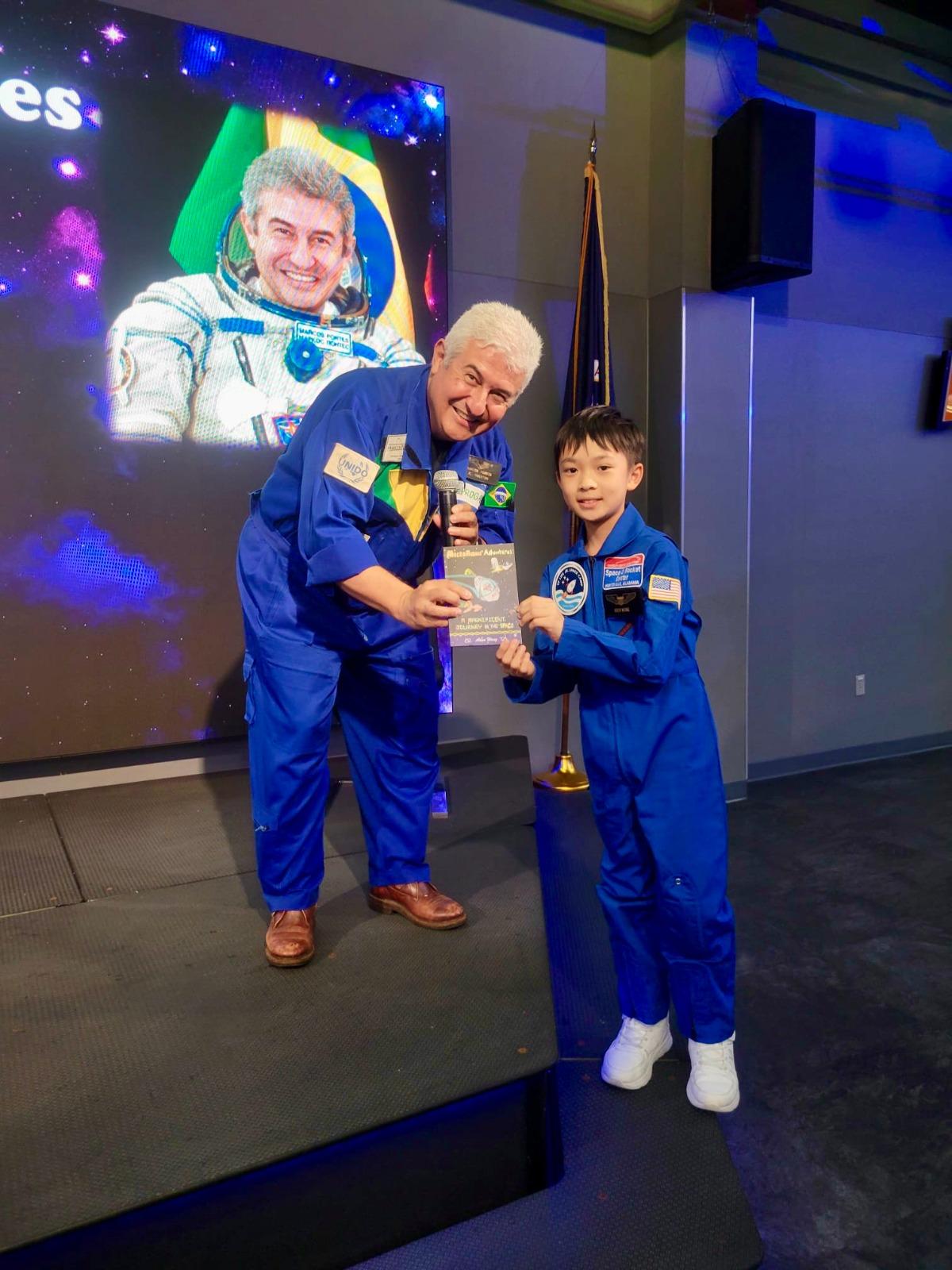 王爾騰將自己所作的圖書送給太空人Marcos Pontes。