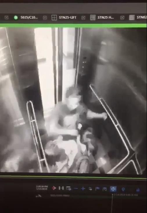 網上瘋傳一段閉路電視片段,顯示一名女子在升降機內遭外籍男子毆打搶劫。(網片截圖)