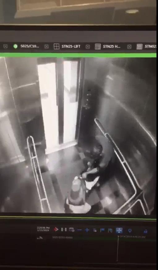網上瘋傳一段閉路電視片段,顯示一名女子在升降機內遭外籍男子毆打搶劫。(網片截圖)